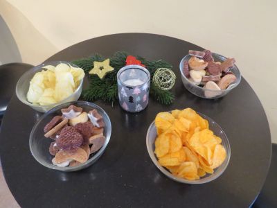 2018-12-10 Guetzli backen mit den Kindern des Religionsunterrichts