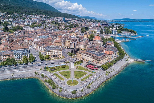 Neuchâtel, Stadtansicht mit See von oben