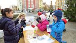 Kinder beim Basteln